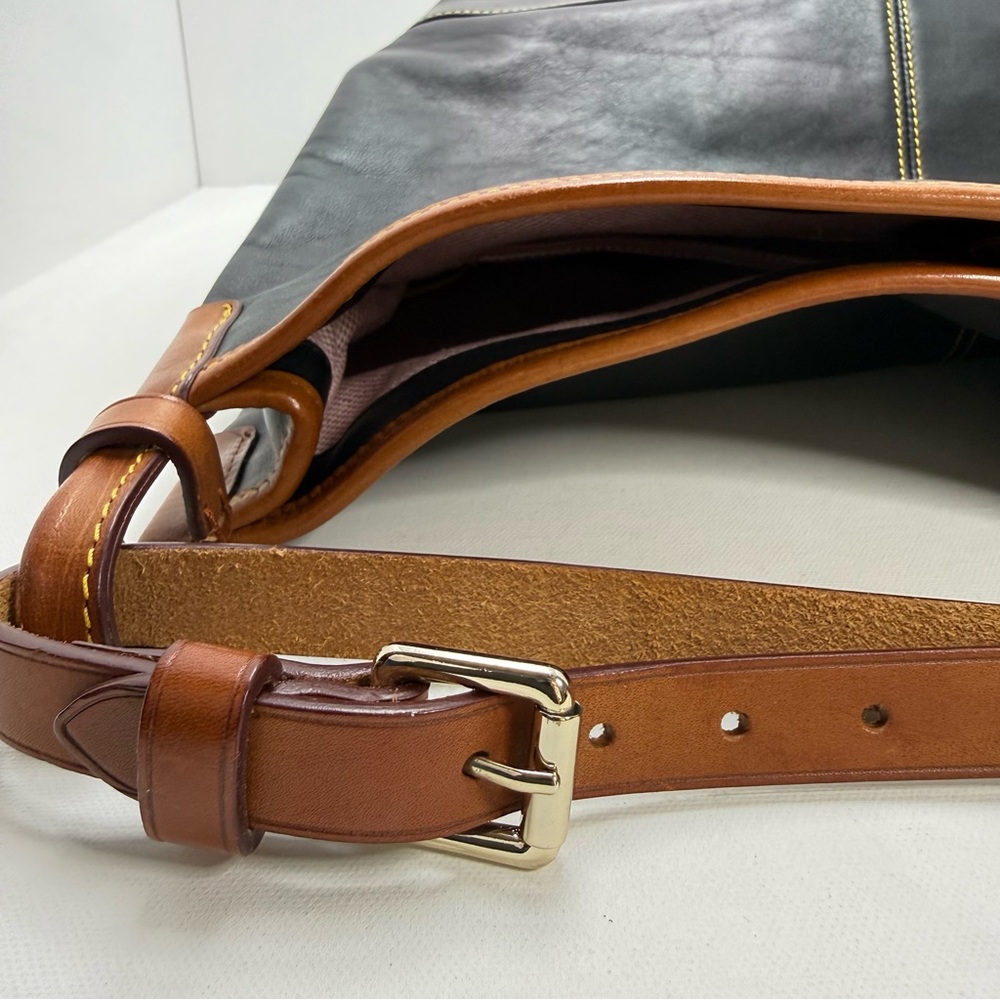 Vintage Dooney & Bourke Smooth Leather Hobo Bag w/ Tortoise Duck Medallion - Picture 5 of 13